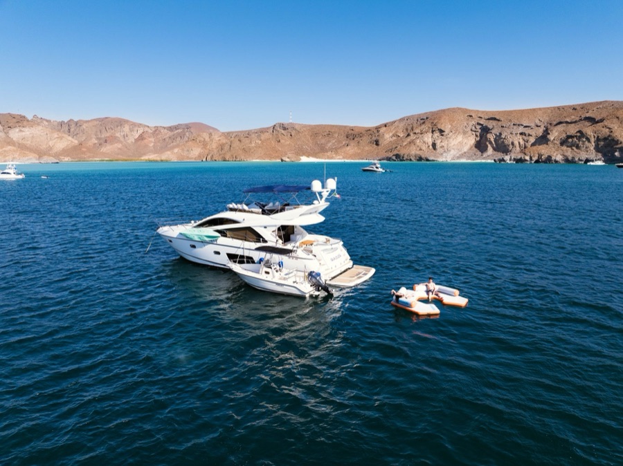 Yate MR BU en aguas turquesa